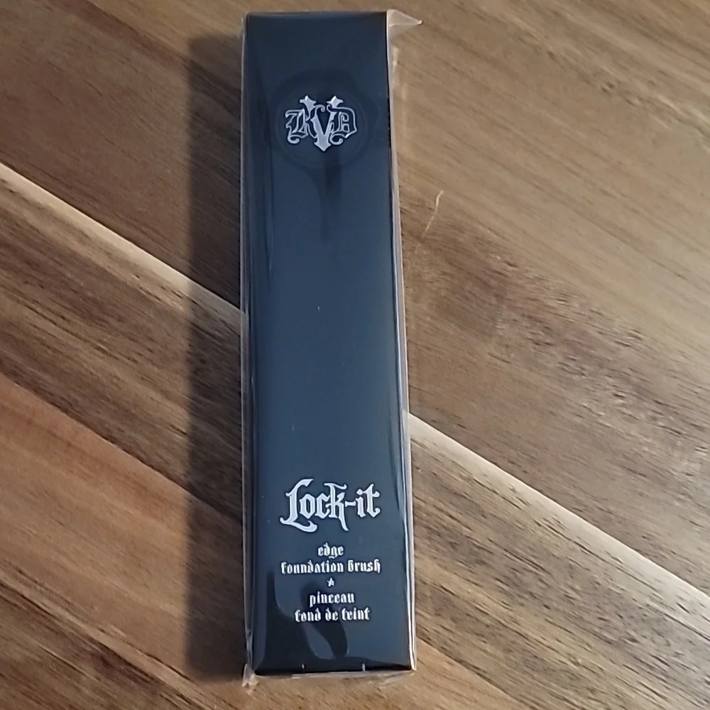 NIB KAT VON D Beauty, Lock It Edge Foundation Brush